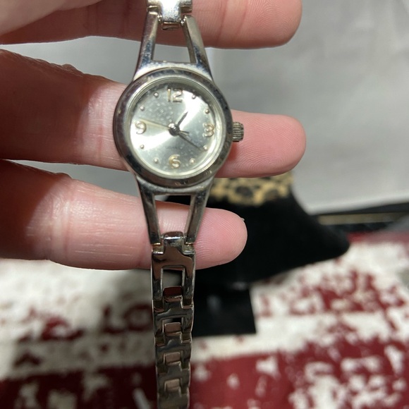 Silver Tone Quartz Watch. - Picture 2 of 4